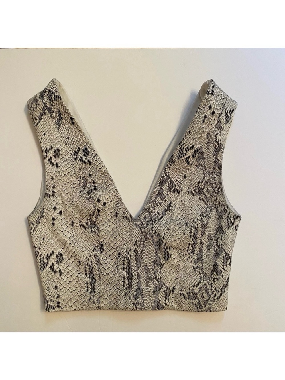 FAITH IN LOVE CROP TOP BLACK WHITE REPTILE PRINT V-FRONT AND V-BACK SIZE 6 XS